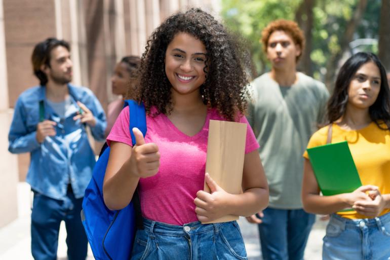 Mujer joven sonriendo